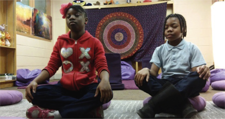 seduti in meditazione