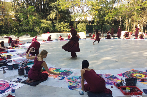 Dipingere e danzare in Buddha Grove a Pune